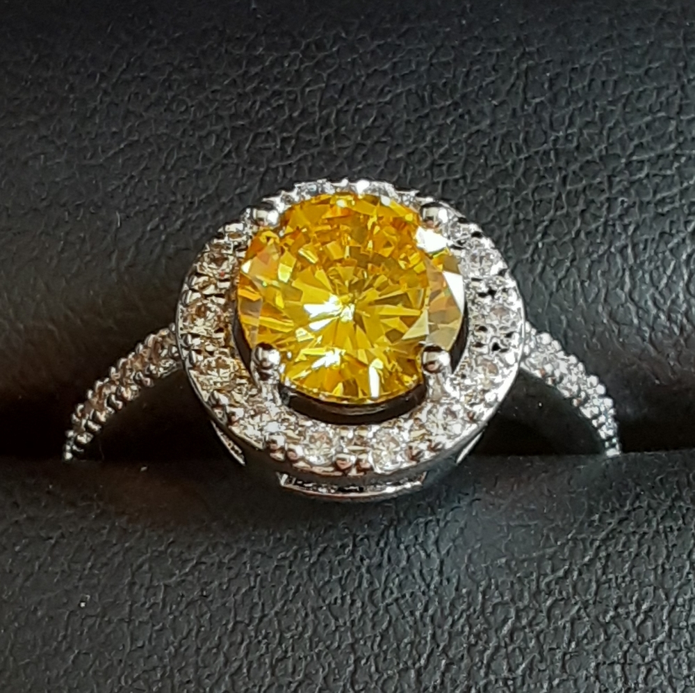 Yellow / Gold Circle Women's Ring Size: 5